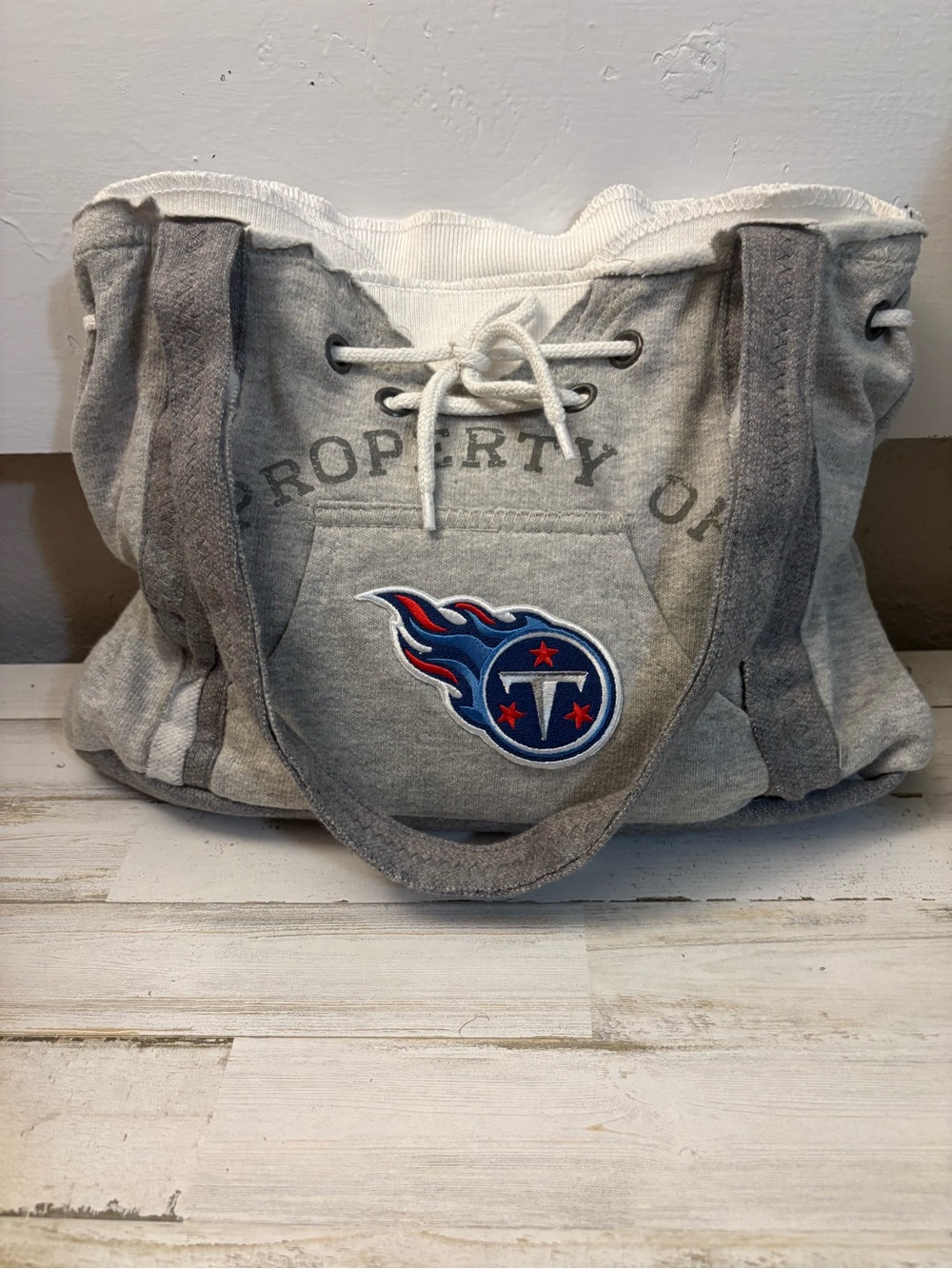 Gray Women’s Shoulder Bag with Tennessee Titans Patch made with sweatshirt
